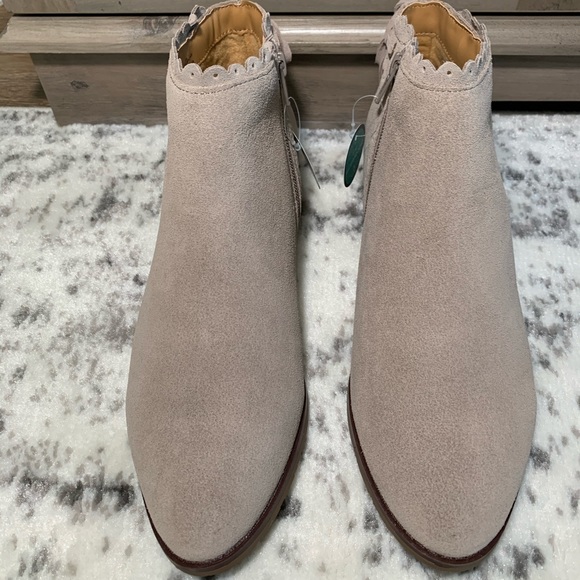 Sleek Jack Roberts Suede Booties - Picture 6 of 8